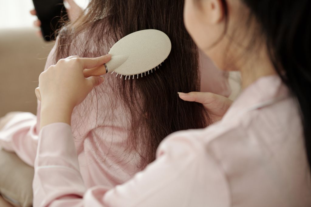 Comment démêler ses cheveux sans les abîmer ? Conseils et astuces