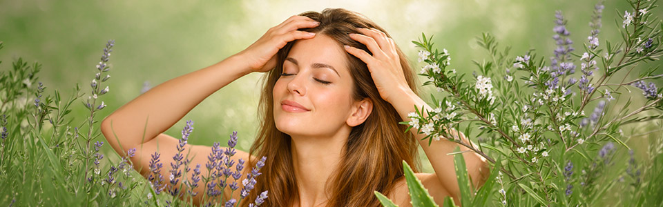 Cuir chevelu qui démange : causes et solutions naturelles